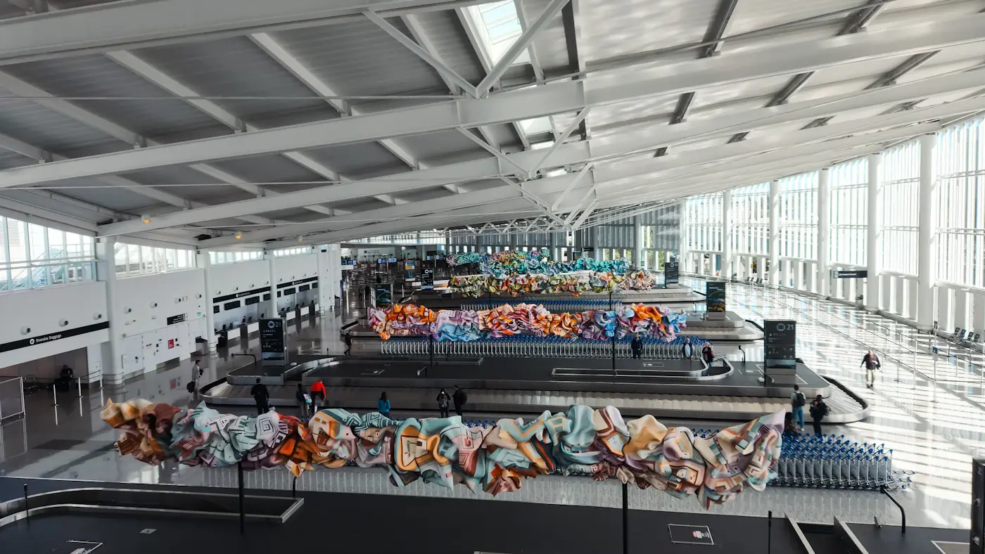 Bagasjebånd i ankomsthallen på en flyplass