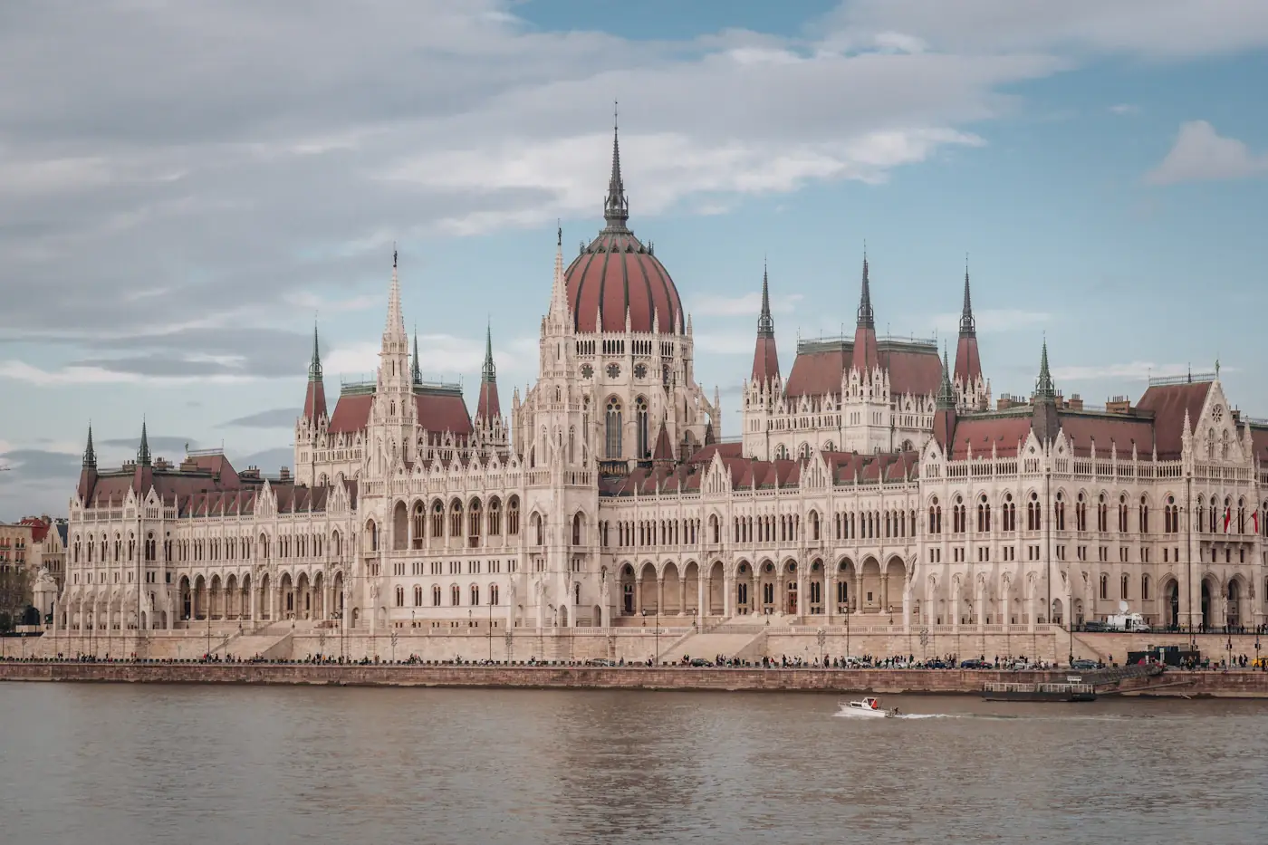 Parlamentsbygningen ved Donau i Budapest