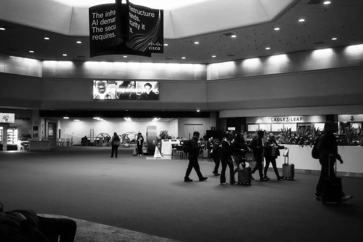 Reisende med bagasje i en flyplassterminal
