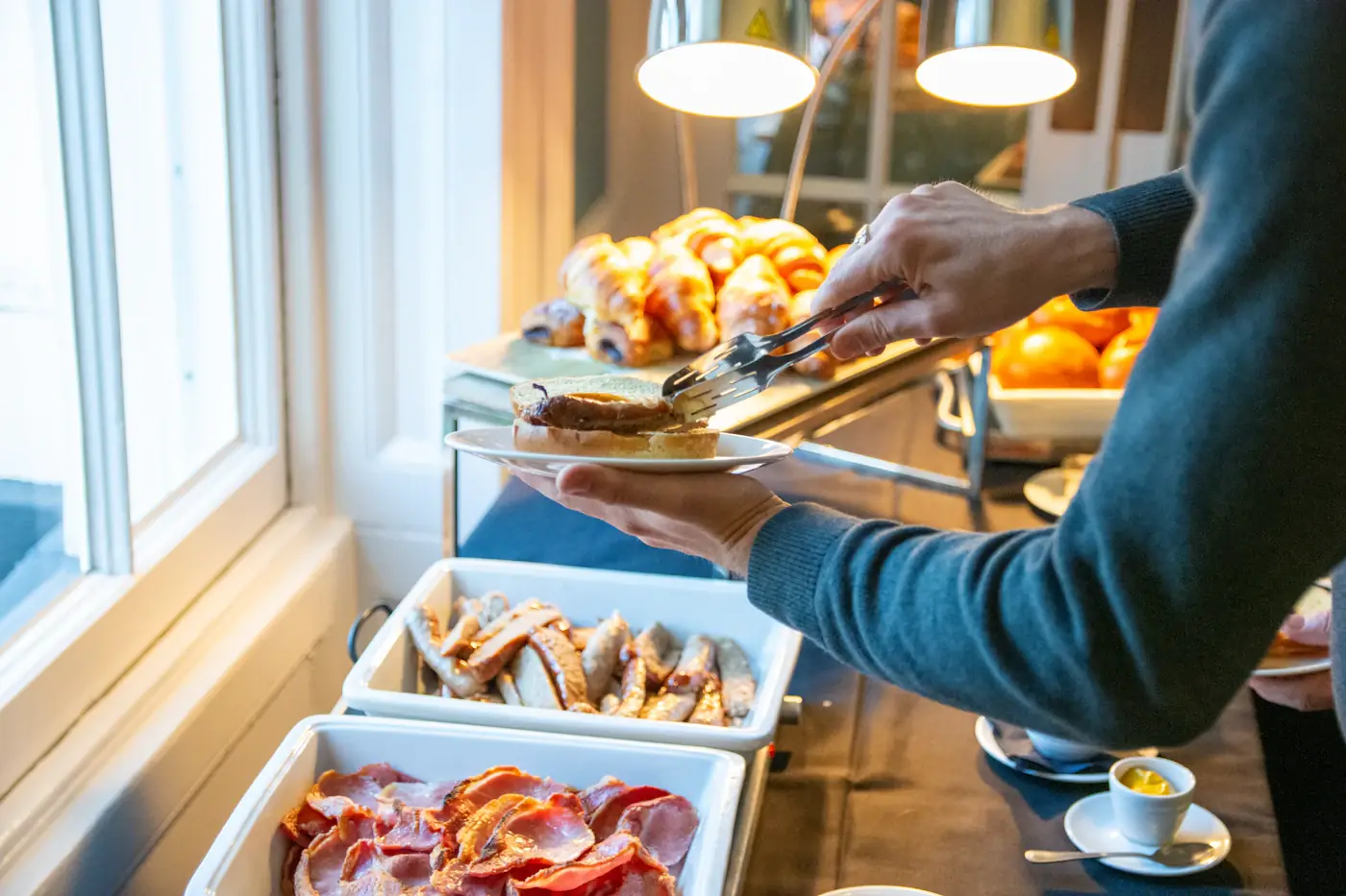 Frokostbuffet med varme retter og bakverk