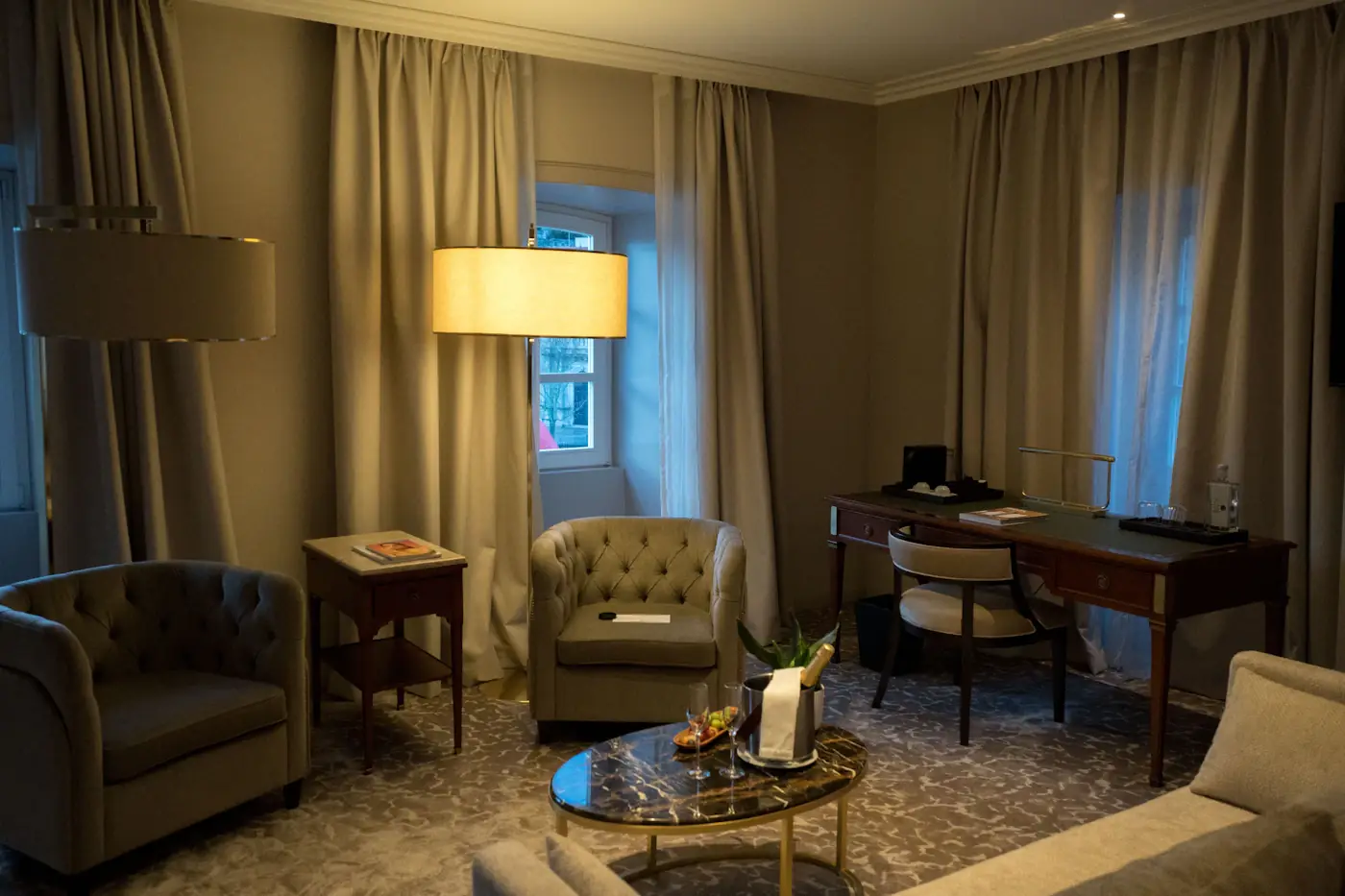 Hotellrom med sitteplass og skrivebord