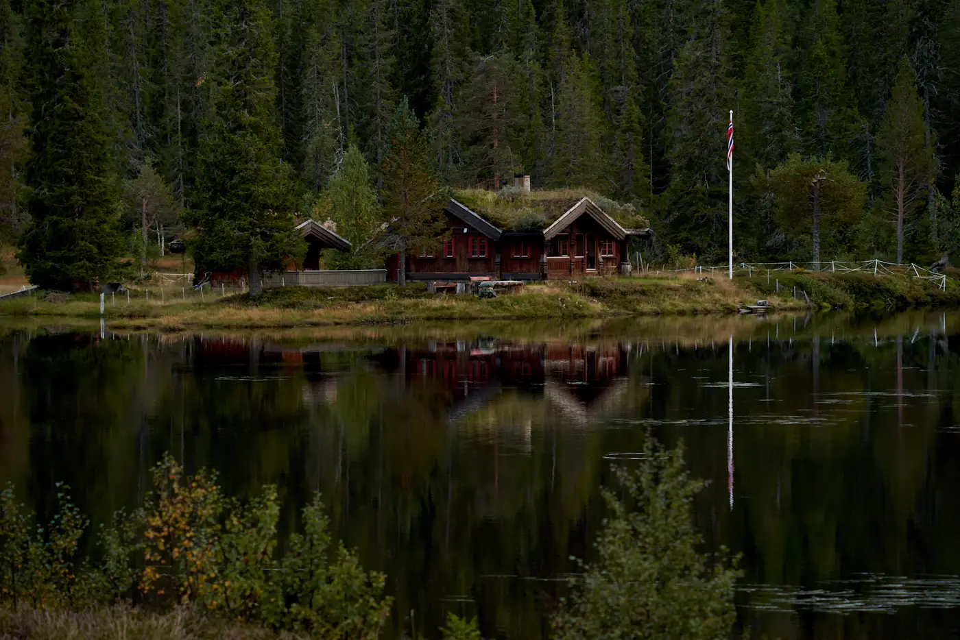 Tømmerhytte ved et vann i Telemark