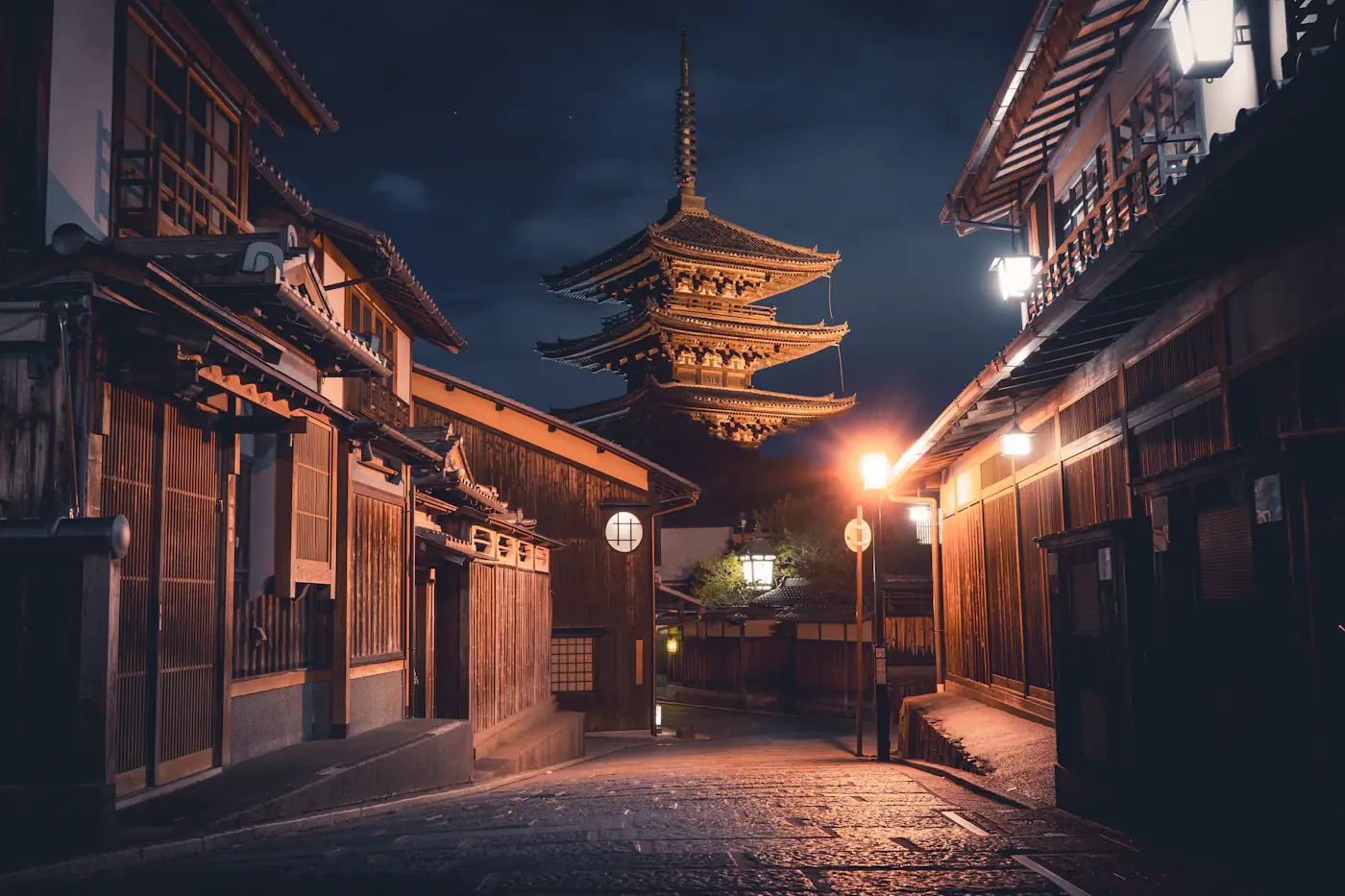 Tradisjonell gate i Kyoto om kvelden