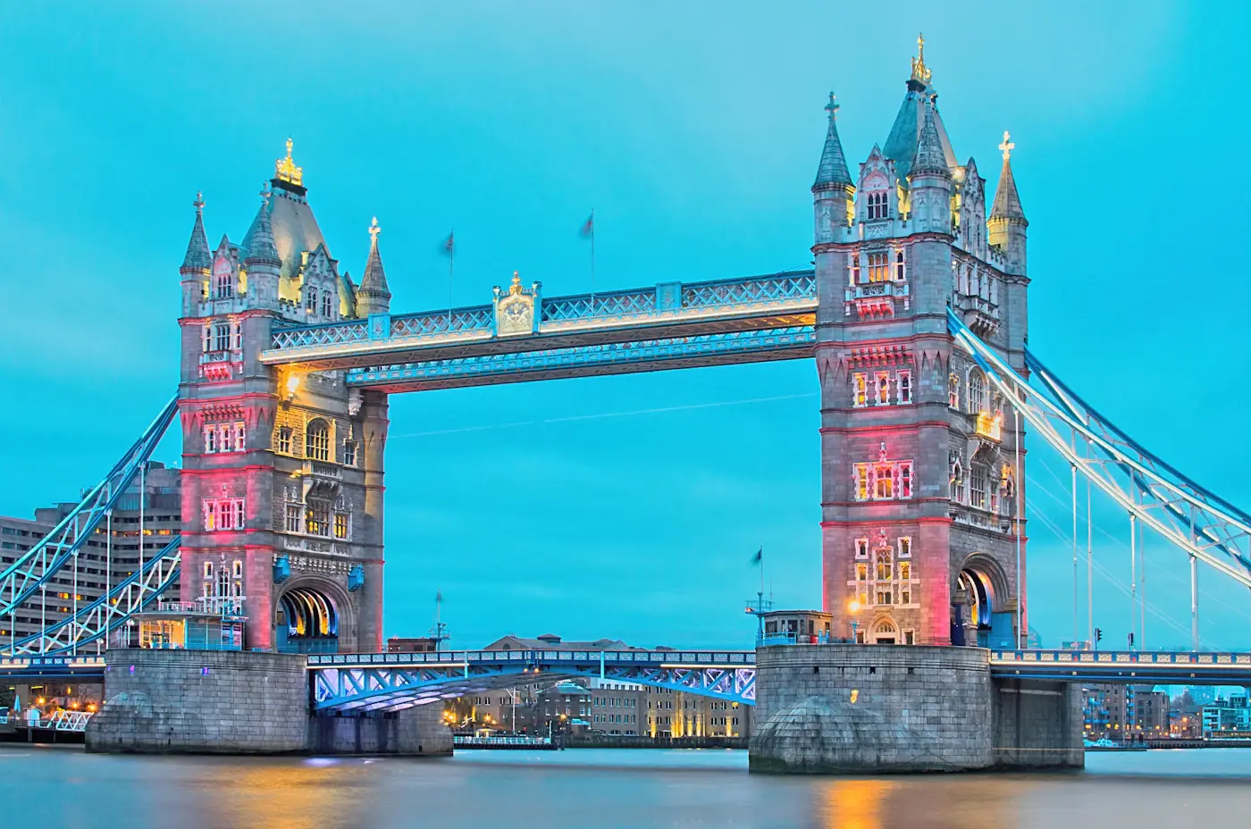 Tower Bridge i London ved skumring