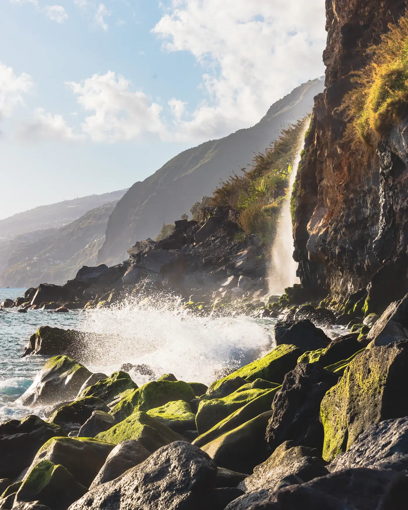 Klipper og foss ved Ponta do Sol på Madeira