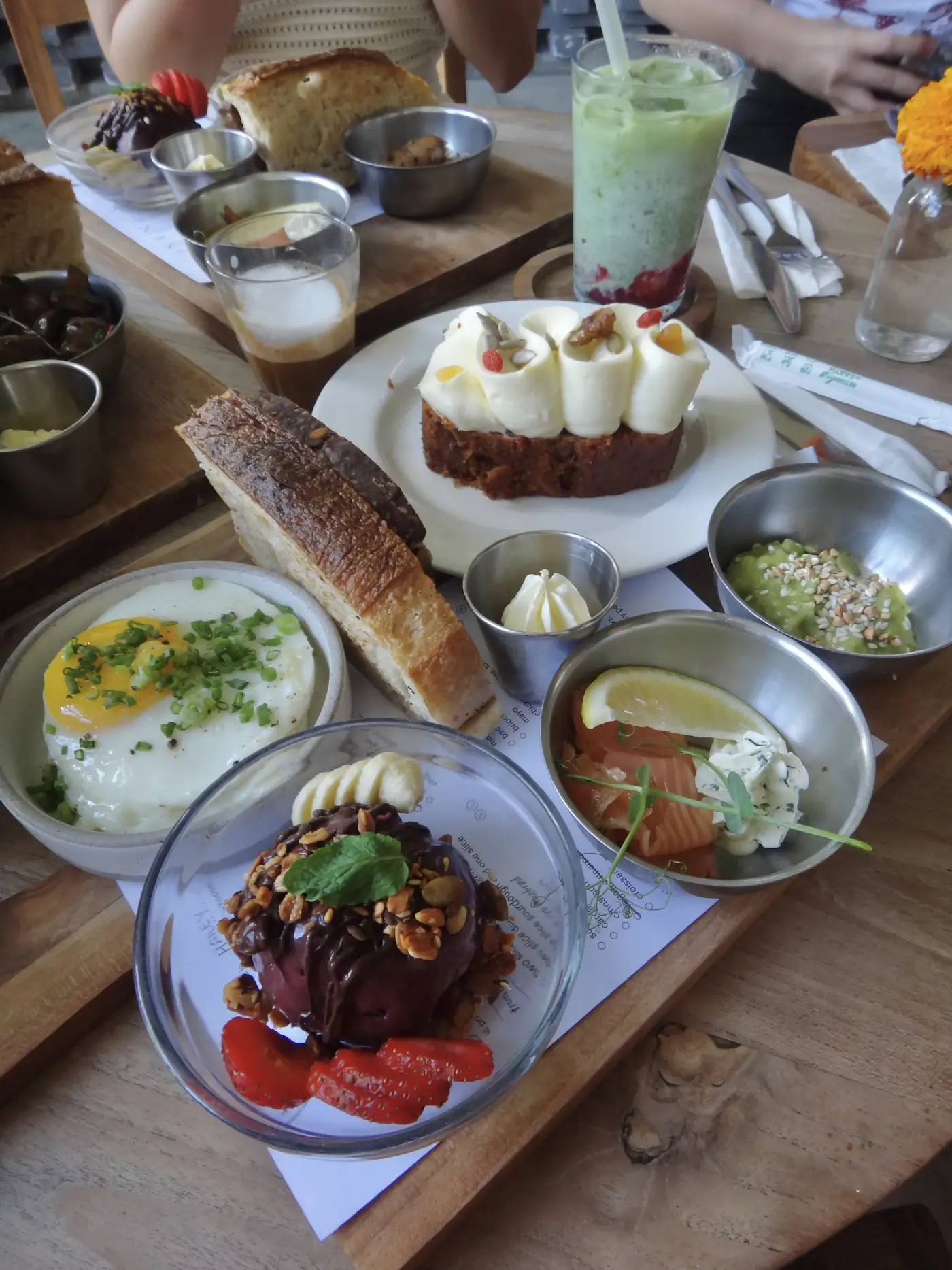 Frokostretter og drikke på et kafébord