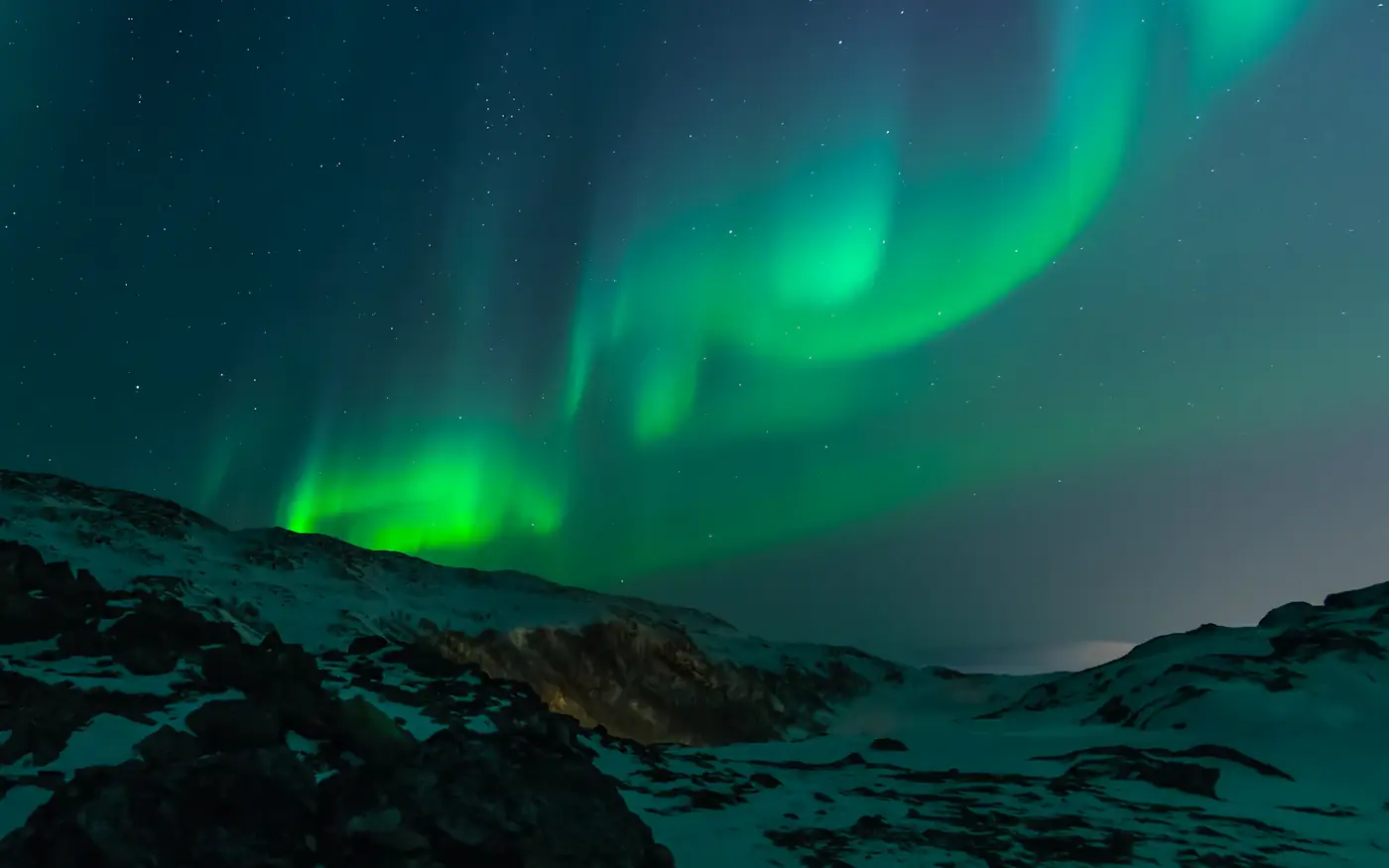 Nordlys over vinterlandskap i Tromsø