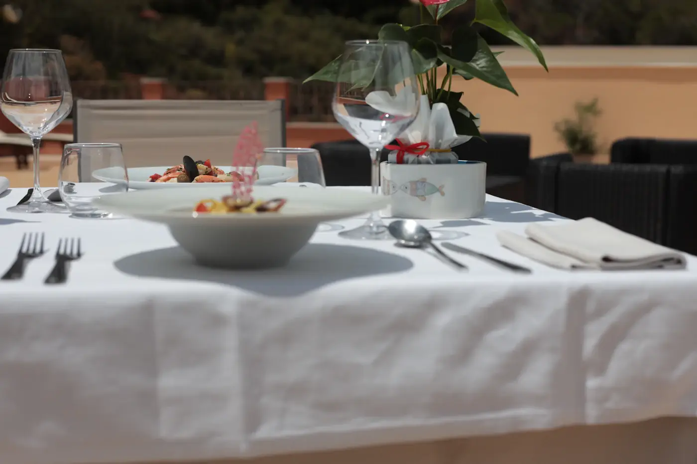 Pastarett på et utendørs restaurantbord