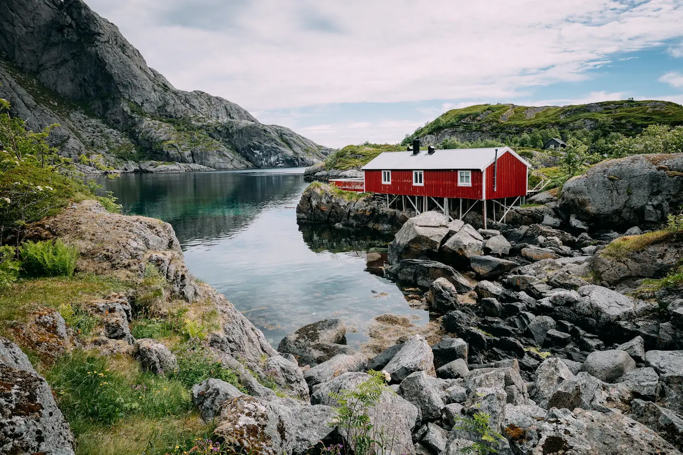 Rød rorbu ved fjorden i Nusfjord
