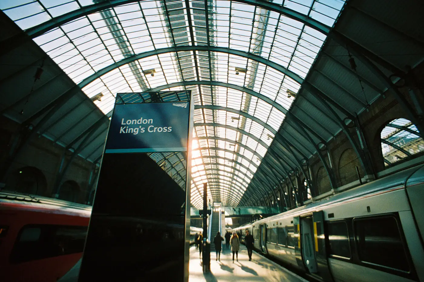Tog og plattform ved King's Cross i London