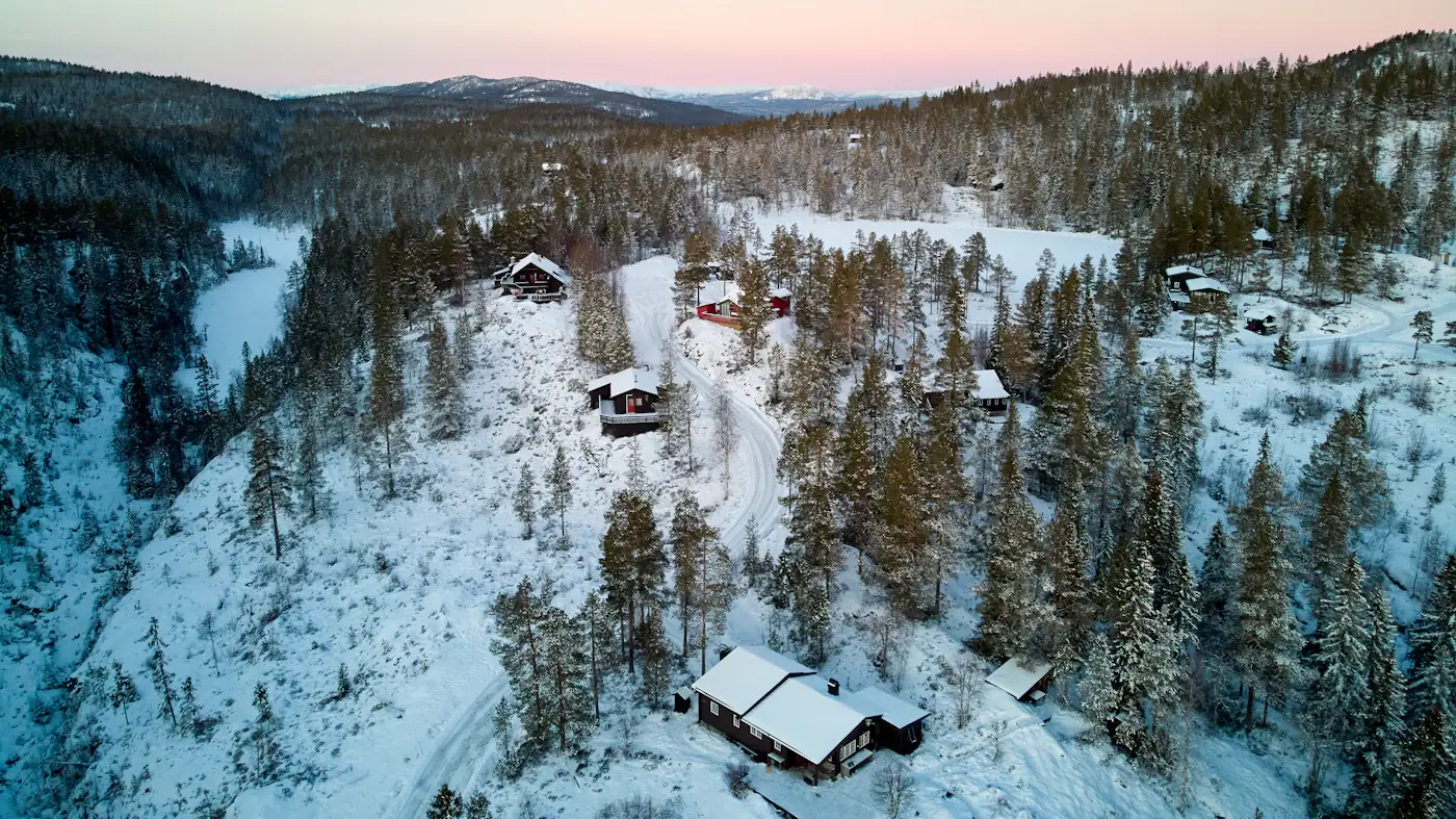 Snødekte hytter ved Krøderen